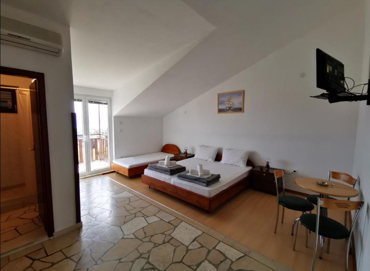Apartments Plazibat Škrip Εξωτερικό φωτογραφία