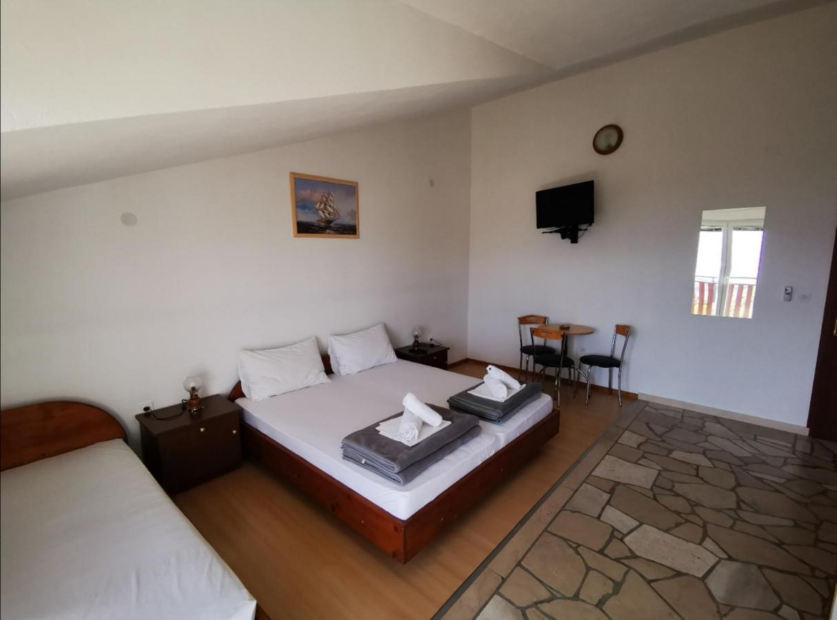 Apartments Plazibat Škrip Εξωτερικό φωτογραφία