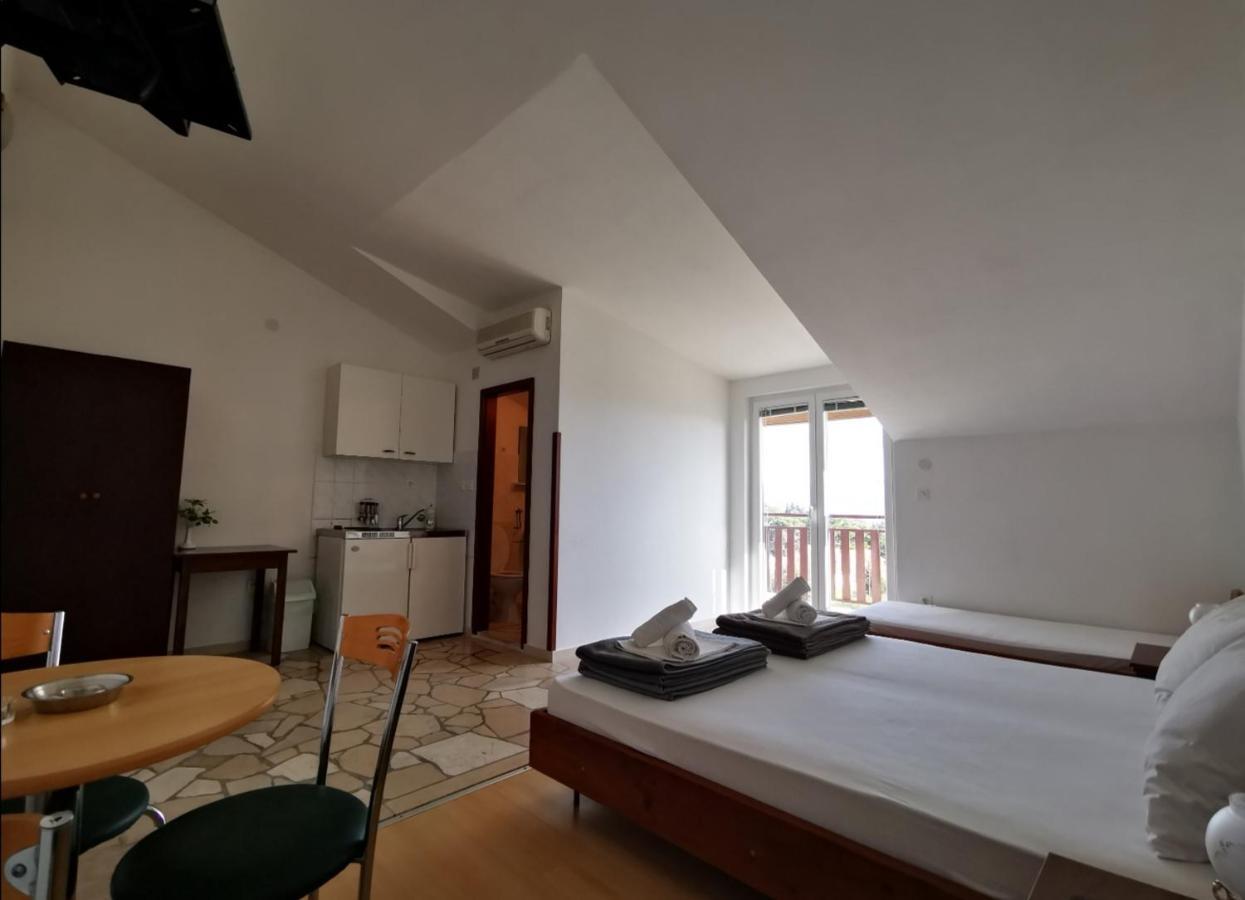 Apartments Plazibat Škrip Εξωτερικό φωτογραφία