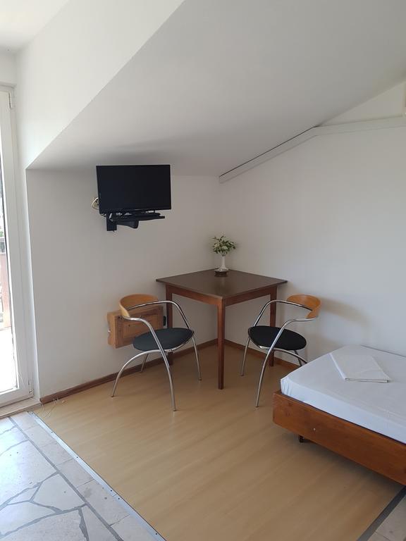 Apartments Plazibat Škrip Εξωτερικό φωτογραφία