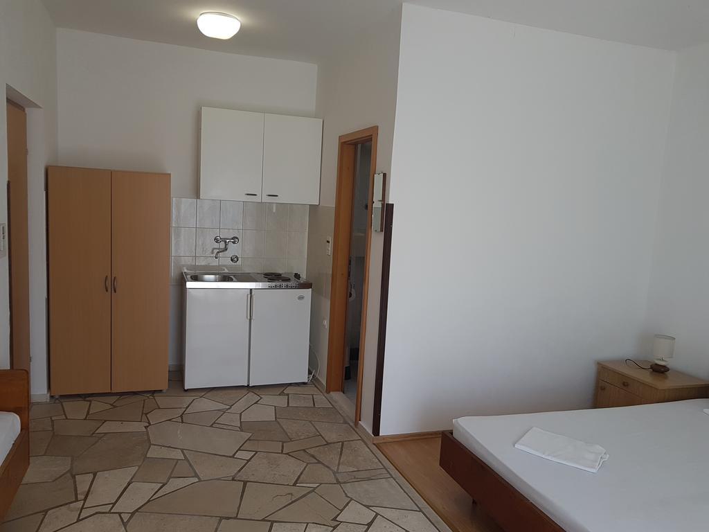 Apartments Plazibat Škrip Εξωτερικό φωτογραφία